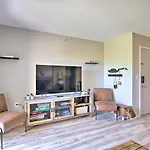 Apartment With Patio, 4 Mi To Silver Dollar City!