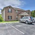 Apartment With Patio, 4 Mi To Silver Dollar City!