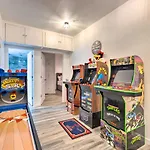 Hilltop Hideaway Branson Home With Trampoline!