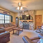 Central And Cozy Cabin About 1 Mi To Branson Strip!