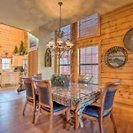 Central And Cozy Cabin About 1 Mi To Branson Strip!