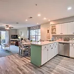 Resort Condo With Pool About 3 Mi To Branson Landing!