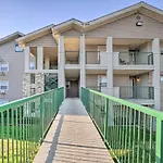 Resort Condo With Pool About 3 Mi To Branson Landing!