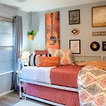 The Bandwagon- Newly Remodeled Near Lake Taneycomo
