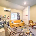 Welcoming Downtown Branson Cottage With Pool Access!