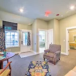 Welcoming Downtown Branson Cottage With Pool Access!