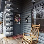 3 Bedroom Log Cabin Condo Close To Everything!