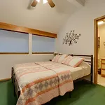 Condo With Balcony And Grill 3 Mi To Moonshine Beach!