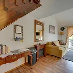 Condo With Balcony And Grill 3 Mi To Moonshine Beach!