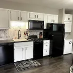New Remodeled Luxury Condo By The Lake, No Stairs!