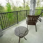 Branson\'S Great Rock Retreat