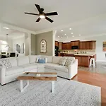 Magnificent Branson Hideaway With Game Room!