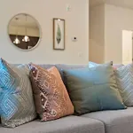 Views! Lake Penthouse- 5 Min To Landing & Downtown