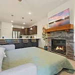 Views! Lake Penthouse- 5 Min To Landing & Downtown