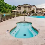 Tranquil 2-Bedroom Pointe Royale Condo