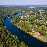 Elegant Lakeside Retreat In Branson