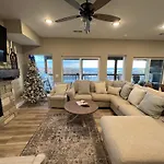 Lakehouse Lodge