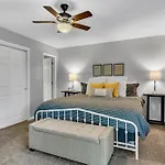 Lake Bluff Retreat - Sleeps 6 - Heated Pool - Golf