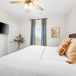 Luxury Lakefront: 9Br/8.5Ba, Views, Peak Comfort