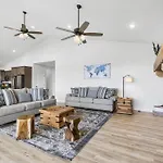 The Lake Fish-Amazing Views-Sleeps 24-Indoor-Outdoor Pools