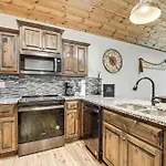 Branson Cabin With Pool Access And Private Boat Slip!