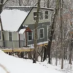 Secluded Treehouse In The Woods - Tree Hugger Hideaway