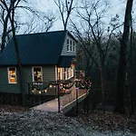 Secluded Treehouse In The Woods - Tree Hugger Hideaway