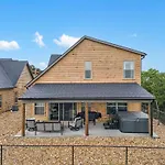 Golf Simulator- Private Hot Tub- Lake Views- Free Daily Tickets- Close To Attractions
