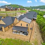 Golf Simulator- Private Hot Tub- Lake Views- Free Daily Tickets- Close To Attractions