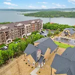 Golf Simulator- Private Hot Tub- Lake Views- Free Daily Tickets- Close To Attractions