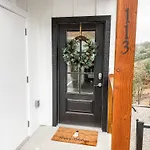 Breathtaking Lake Views-Dog Friendly-$400 Of Free Tickets-High End Decor
