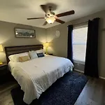 Cozy Condo With No Stairs, And Arcades! 5 Beds