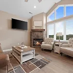 Spacious Retreat, Heart Of The City, Indoor Pool, Free Attraction Tickets!