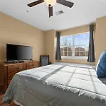 Cozy Top Floor 2Br Condo With View And Amenities!!