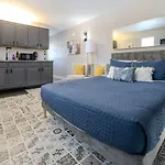 Corner, Top Floor, Fall Creek, Convenient To 76