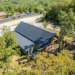8-Bedroom Branson Retreat- Hot Tub & Porch Swings
