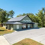 8-Bedroom Branson Retreat- Hot Tub & Porch Swings