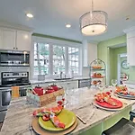 Downtown Branson Home With Pool Near The Landing!