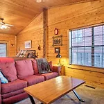 Cabin-Style Studio Right Off The Branson Strip!