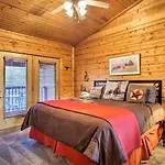 Cabin-Style Studio Right Off The Branson Strip!