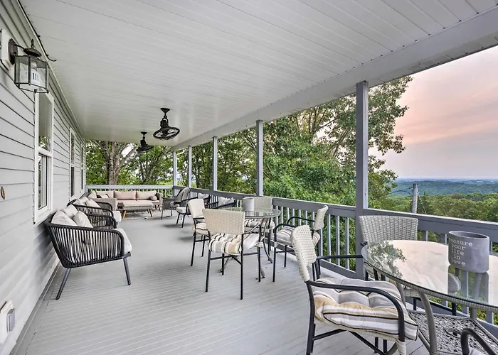 Hilltop Hideaway Branson Home With Trampoline!