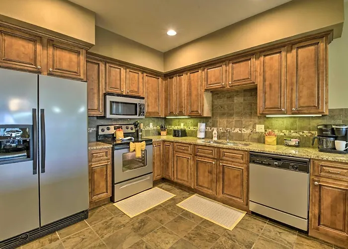 Inviting Branson Condo With Outdoor Dining Area