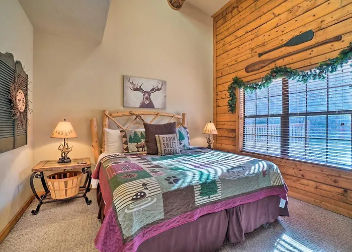 Central And Cozy Cabin About 1 Mi To Branson Strip!