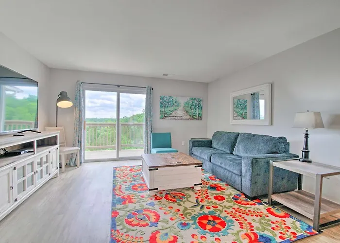 Bright Branson Vacation Rental With Balcony And Views!