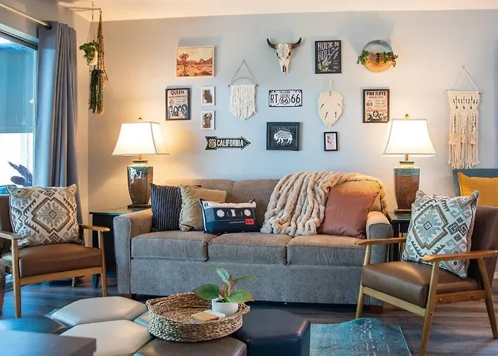 The Bandwagon- Newly Remodeled Near Lake Taneycomo