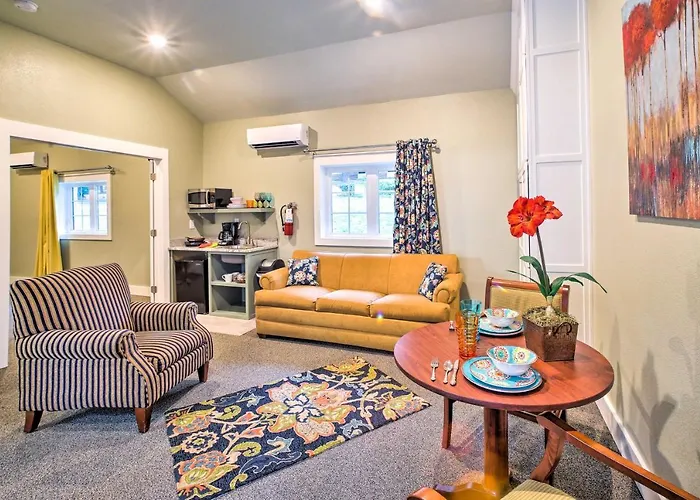 Welcoming Downtown Branson Cottage With Pool Access!
