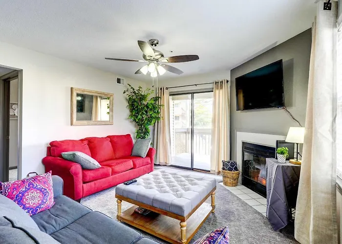 Beautiful Branson Condo With Golf And Pool Access!
