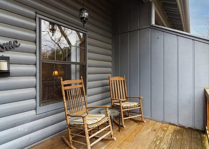 3 Bedroom Log Cabin Condo Close To Everything!