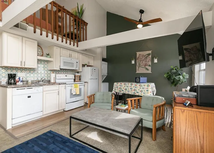 Green Meadow Getaway 2 Bedroom Condo Near The 76 Strip - Free Tickets Included
