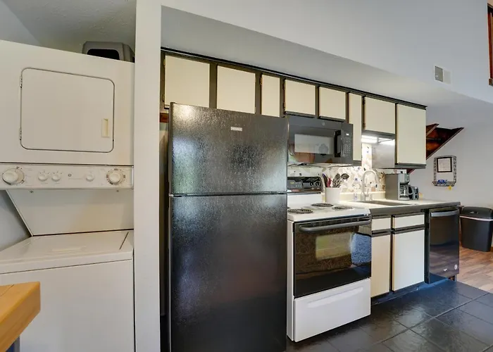 Condo With Balcony And Grill 3 Mi To Moonshine Beach!